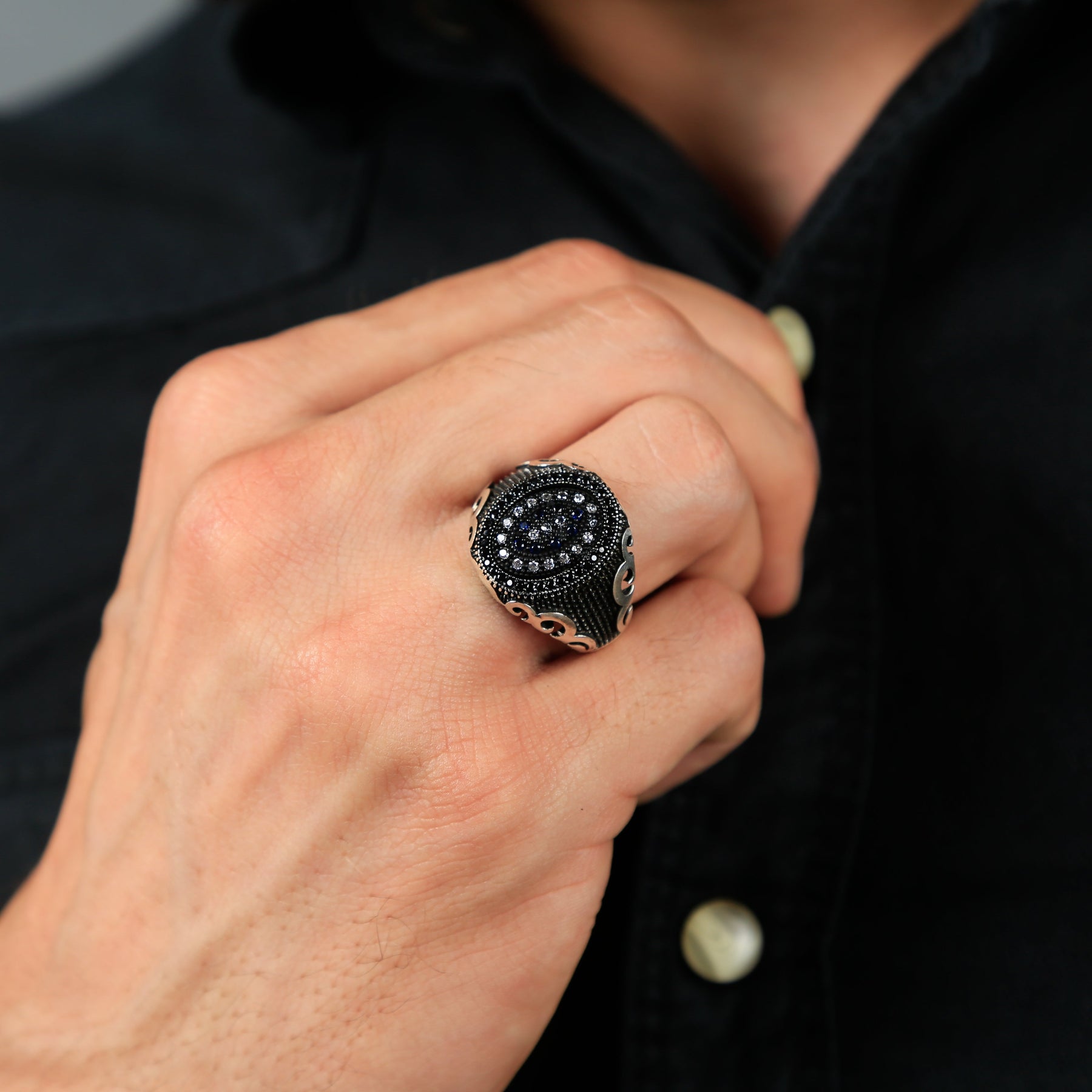 Sparkeling Bunch of Black-white Cz Ring with Sea-wave Sides