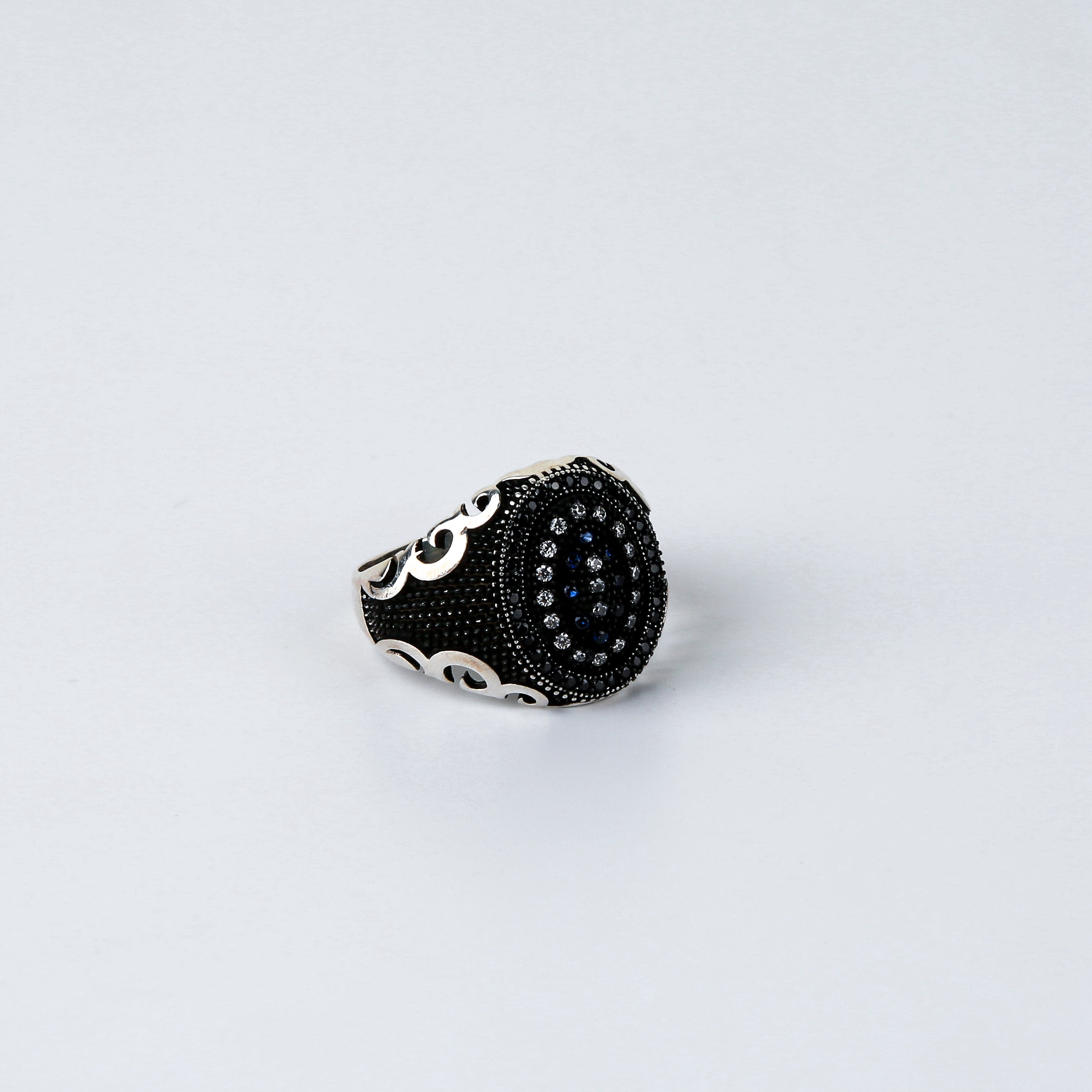 Sparkeling Bunch of Black-white Cz Ring with Sea-wave Sides