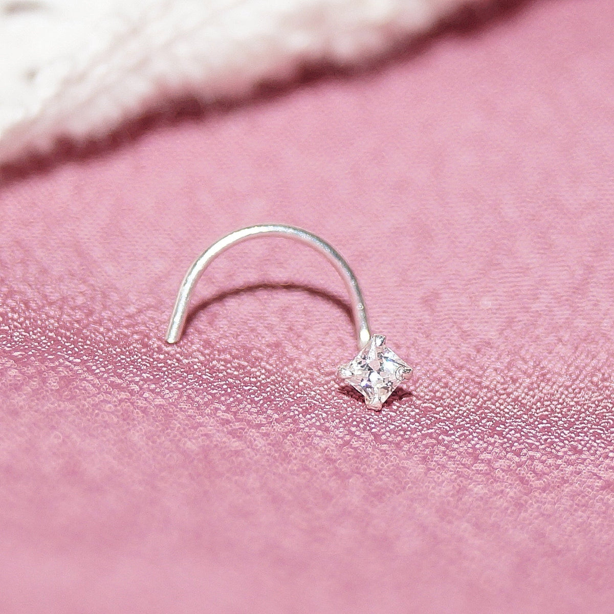 The Princess Cut Solitaire Nosepin (2mm)